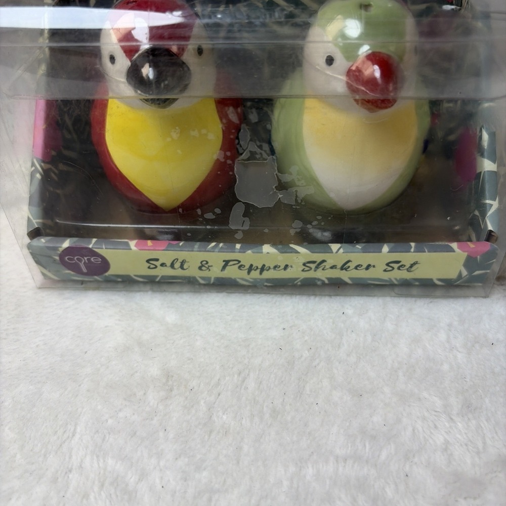 Core Kitchen Ceramic Parrot Salt and Pepper Shaker Set NIB Tropical Bird Coastal